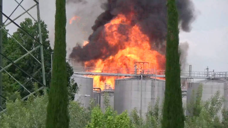Faenza, violento incendio alla Caviro: 15 silos in fiamme, non risultano feriti VIDEO Faenza, violento incendio alla Caviro: 15 silos in fiamme, non risultano feriti VIDEO