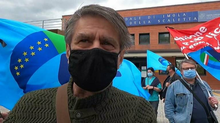 Imola, la protesta dei lavoratori della sanità davanti all'ospedale Imola, la protesta dei lavoratori della sanità davanti all'ospedale