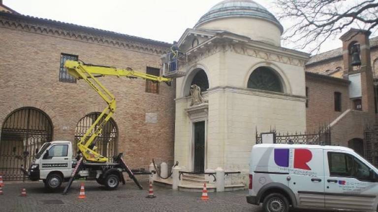 Telecamera sulla tomba di Dante. Sorveglia e conta i visitatori Telecamera sulla tomba di Dante. Sorveglia e conta i visitatori