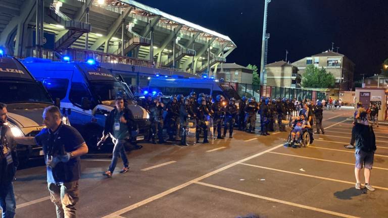 Calcio, a Cesena scontri dopo Italia-Ungheria: volano tavoli e sedie VIDEO Calcio, a Cesena scontri dopo Italia-Ungheria: volano tavoli e sedie VIDEO