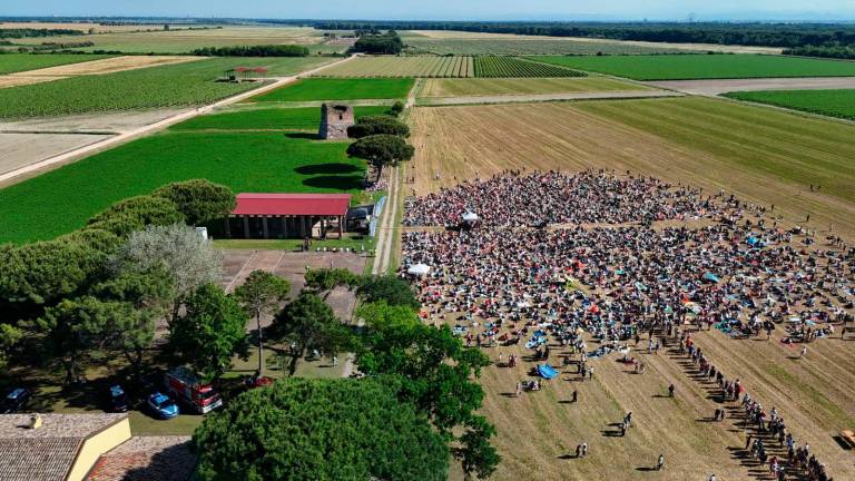 Ravenna, in 8mila al concerto di Daniele Silvestri per Romagna in Fiore: “E non c’era una cartaccia per terra” - Gallery Ravenna, in 8mila al concerto di Daniele Silvestri per Romagna in Fiore: “E non c’era una cartaccia per terra” - Gallery