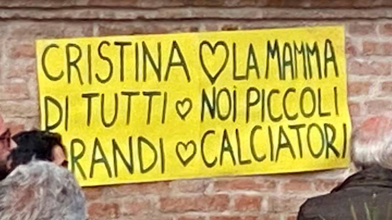 Commozione e palloncini gialloblù al funerale della presidente della Savignanese VIDEO Commozione e palloncini gialloblù al funerale della presidente della Savignanese VIDEO