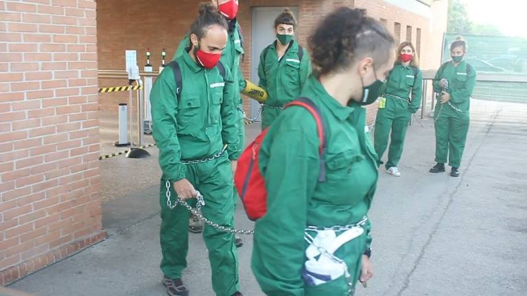 Ravenna, la protesta di Greenpeace davanti all'Omc - VIDEO Ravenna, la protesta di Greenpeace davanti all'Omc - VIDEO