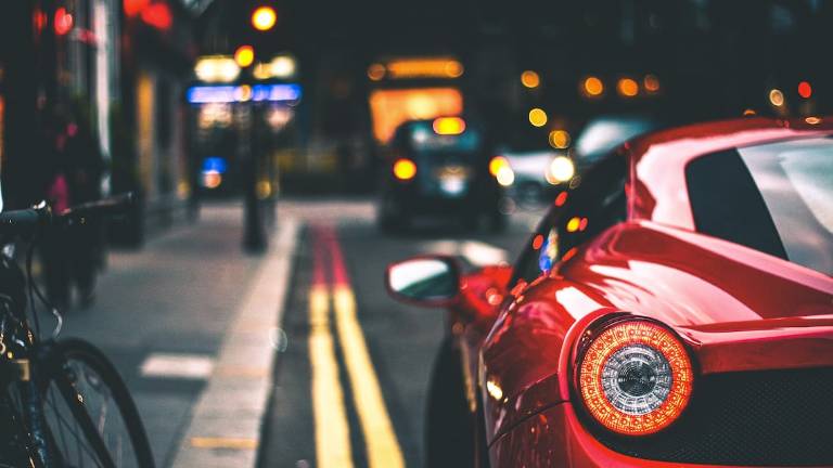 Lugo, finge di buttarsi sotto l'auto del rivale in amore: arrestato Lugo, finge di buttarsi sotto l'auto del rivale in amore: arrestato