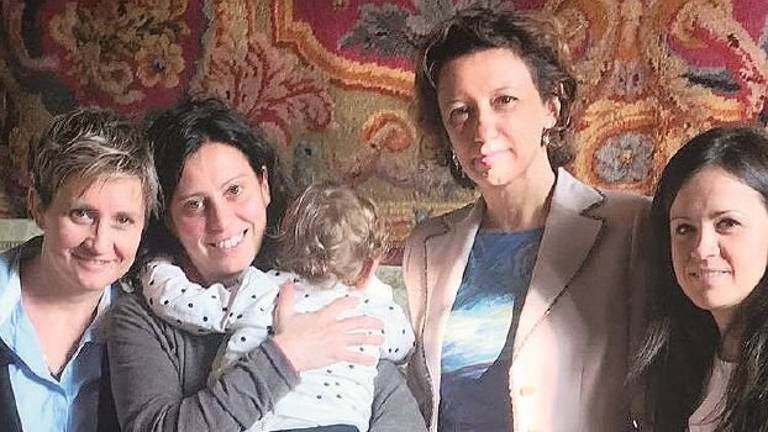 Figlia di due donne, a Imola valanga di critiche dalla politica e dalle associazioni Figlia di due donne, a Imola valanga di critiche dalla politica e dalle associazioni