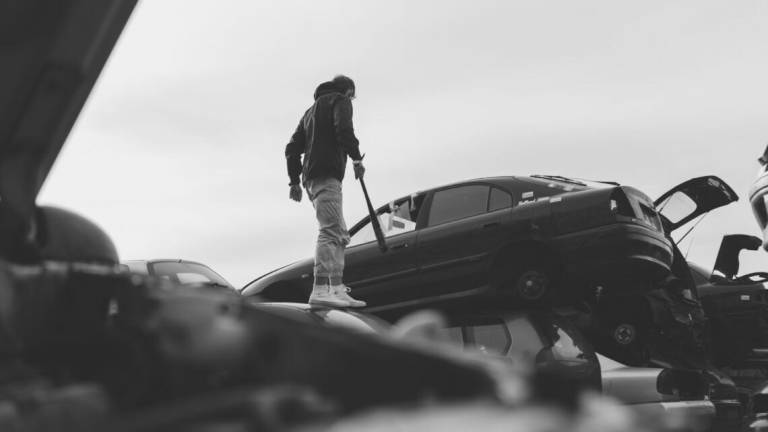 Nasconde l'incidente e smonta l'auto per i soldi dell'assicurazione Nasconde l'incidente e smonta l'auto per i soldi dell'assicurazione