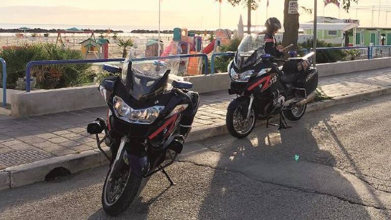 Artista di strada balla sulle note “pirata”: impianto sequestrato a Cattolica Artista di strada balla sulle note “pirata”: impianto sequestrato a Cattolica