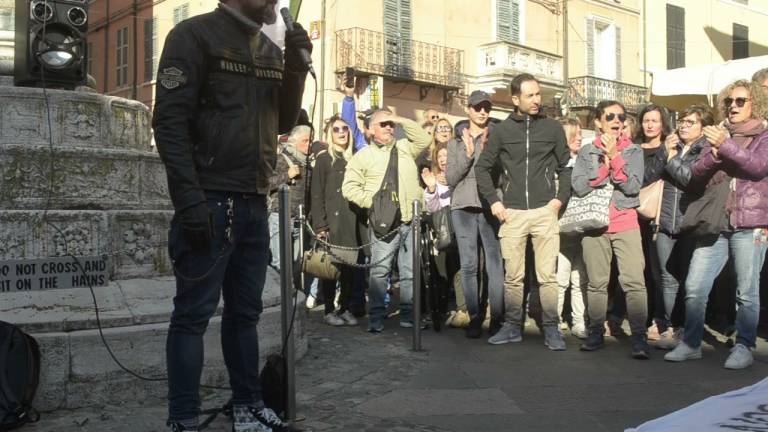 Ravenna, manifestazione in Piazza del Popolo contro il green pass Ravenna, manifestazione in Piazza del Popolo contro il green pass