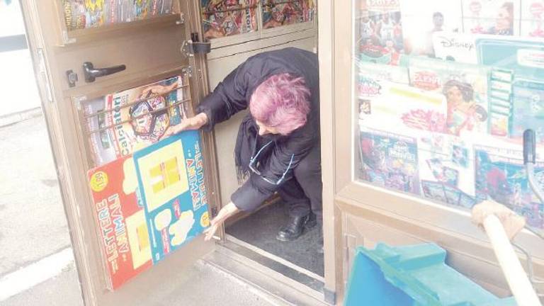 Furto notturno all'edicola: rubati soldi e biglietti bus Furto notturno all'edicola: rubati soldi e biglietti bus
