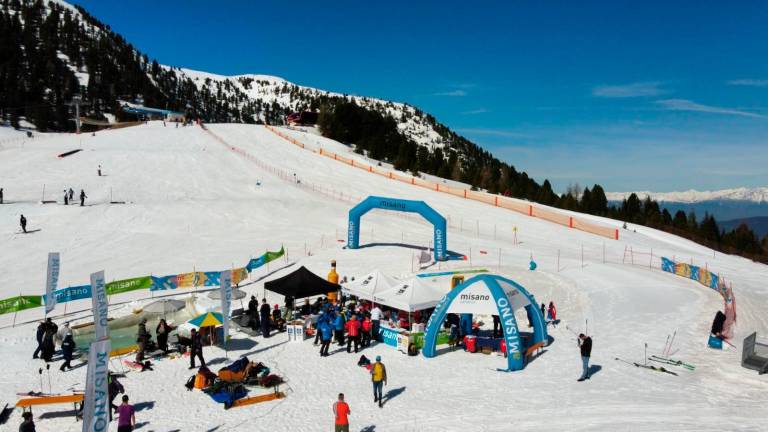 Quella pista da sci sembra Misano: un beach party a 2mila metri a Obereggen