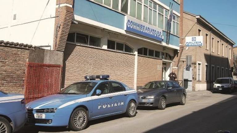 Tre giovani armati rapinano supermercato Tre giovani armati rapinano supermercato