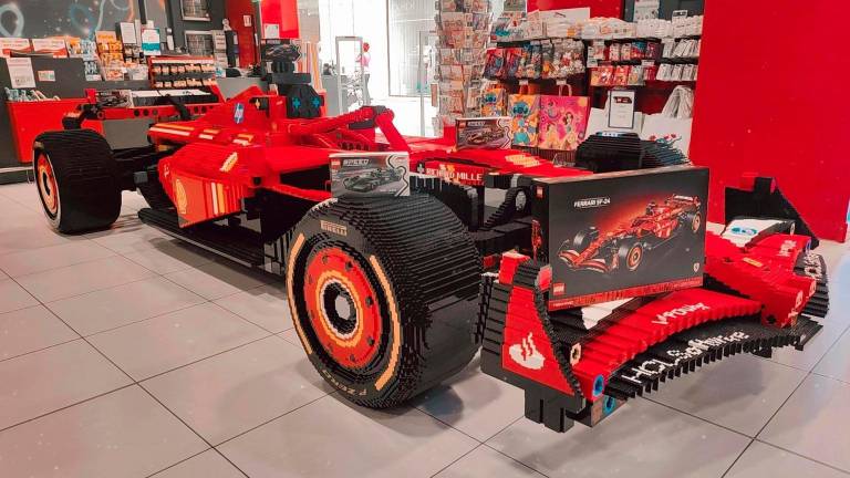 A Forlì una Ferrari con i Lego: 1.200 ore di lavoro e 562mila mattincini per realizzarla in scala 1:1 A Forlì una Ferrari con i Lego: 1.200 ore di lavoro e 562mila mattincini per realizzarla in scala 1:1