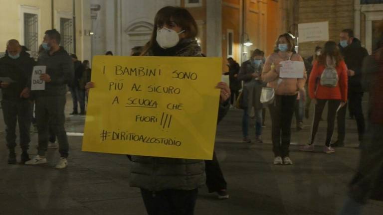 Genitori in piazza a Ravenna contro la chiusura delle scuole Genitori in piazza a Ravenna contro la chiusura delle scuole