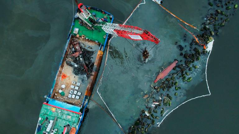 Cesenatico, il recupero del peschereccio dopo lo schianto sugli scogli VIDEO GALLERY Cesenatico, il recupero del peschereccio dopo lo schianto sugli scogli VIDEO GALLERY