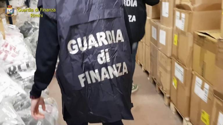 Sequestrati dalla Guardia di Finanza a Forlì 160mila prodotti pericolosi Sequestrati dalla Guardia di Finanza a Forlì 160mila prodotti pericolosi