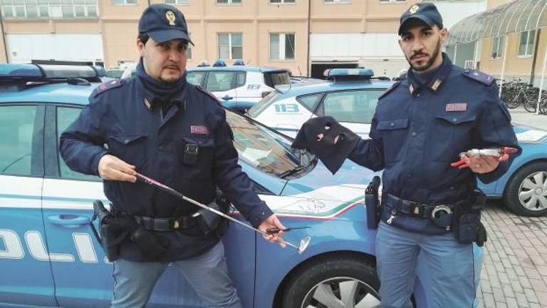 Presi mentre rubano in casa. Arrestati: uno è minorenne Presi mentre rubano in casa. Arrestati: uno è minorenne