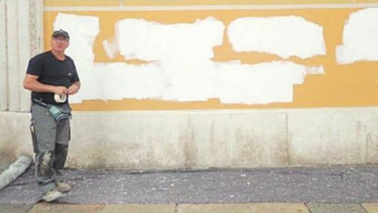 Duomo di Forlì imbrattato, tre mesi per l’ok per cancellare la scritta anarchica sul muro Duomo di Forlì imbrattato, tre mesi per l’ok per cancellare la scritta anarchica sul muro