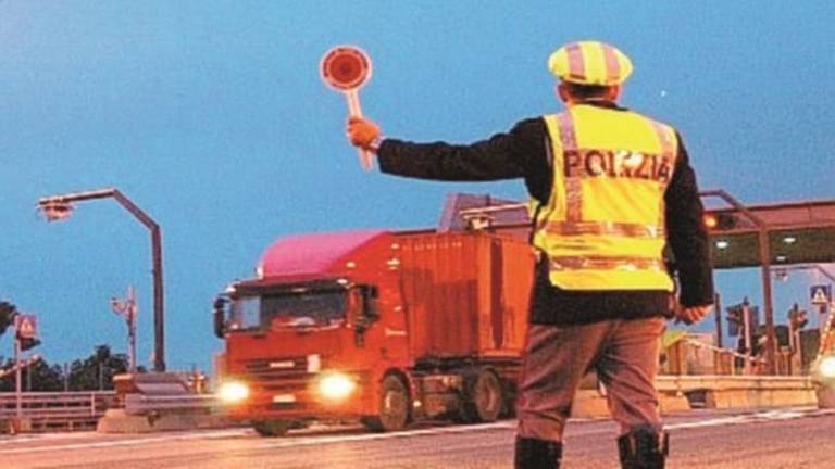 Gli sequestrano il tir e ritirano la patente. Nella notte si toglie la vita in albergo Gli sequestrano il tir e ritirano la patente. Nella notte si toglie la vita in albergo