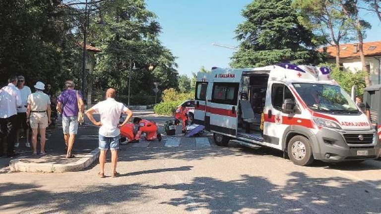 Andava al lavoro, sbanda sulla rotatoria Andava al lavoro, sbanda sulla rotatoria