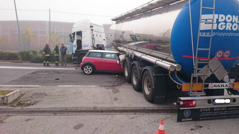 Ravenna, finisce con l'auto sotto un tir. Miracolosamente illeso Ravenna, finisce con l'auto sotto un tir. Miracolosamente illeso