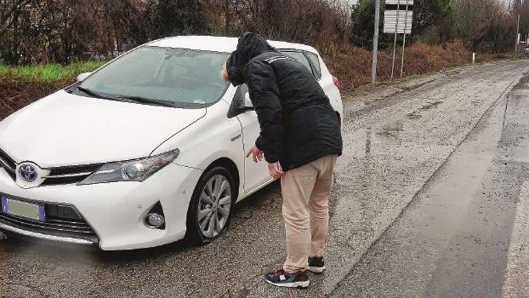 Strade colabrodo, l'ira dei pendolari: «Caos evitabile, potevano informarci» Strade colabrodo, l'ira dei pendolari: «Caos evitabile, potevano informarci»