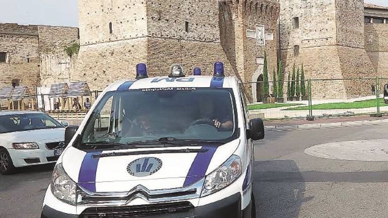 Rimini, due giovanissimi forzano il posto di blocco e scappano Rimini, due giovanissimi forzano il posto di blocco e scappano