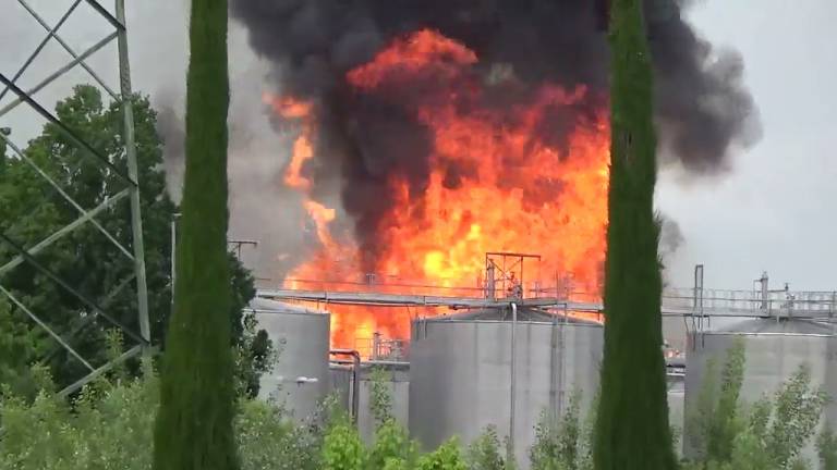 Faenza, incendio alla Caviro, il Comune: State almeno ad un chilometro dalla zona VIDEO Faenza, incendio alla Caviro, il Comune: State almeno ad un chilometro dalla zona VIDEO