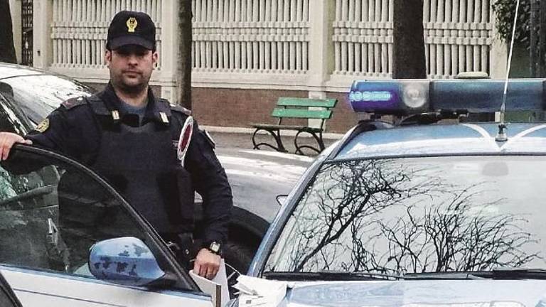 Imola, si butta nel fiume dal ponte della Tosa. Due poliziotti si immergono e lo salvano Imola, si butta nel fiume dal ponte della Tosa. Due poliziotti si immergono e lo salvano