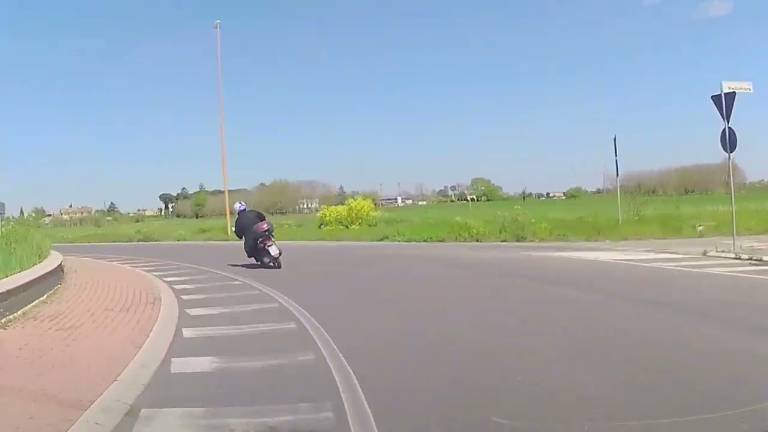 Cesena, Don Daniele in scooter per le benedizioni pasquali sembra Valentino Rossi VIDEO Cesena, Don Daniele in scooter per le benedizioni pasquali sembra Valentino Rossi VIDEO