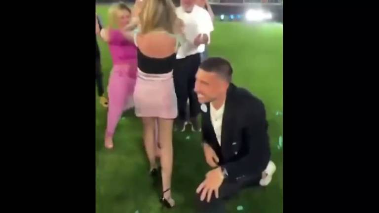 Il calciatore bellariese Zaccagni affitta l'Olimpico per svelare il sesso del figlio Video Il calciatore bellariese Zaccagni affitta l'Olimpico per svelare il sesso del figlio Video