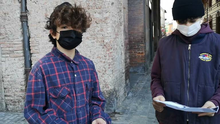 Imola, le letture in centro dei ragazzi della media Andrea Costa Imola, le letture in centro dei ragazzi della media Andrea Costa