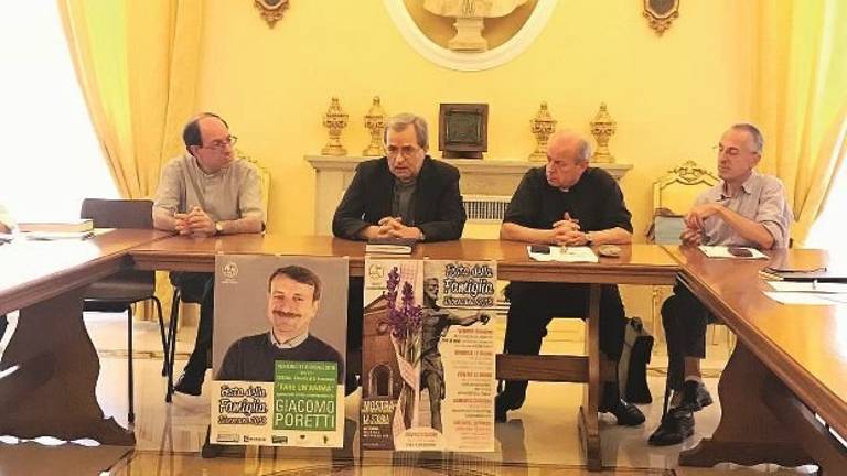 Il vescovo: «Famiglie gay offesa alla natura umana. Migranti, non si può non accoglierli» Il vescovo: «Famiglie gay offesa alla natura umana. Migranti, non si può non accoglierli»