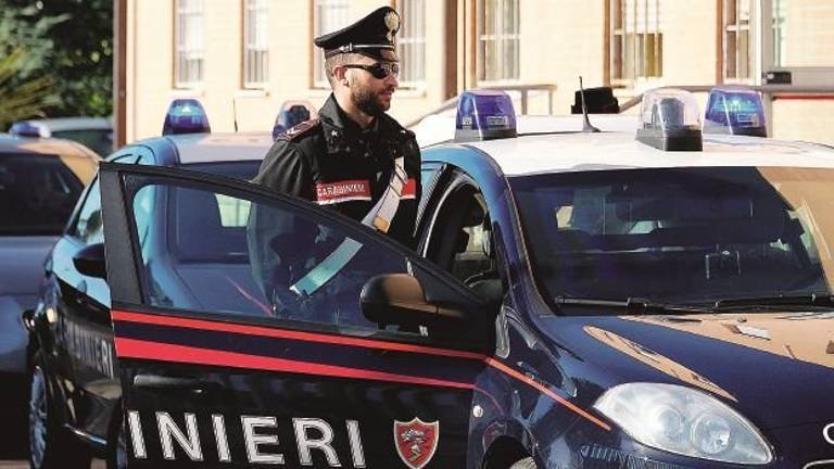 Vede l’auto della vicina nel “suo” posto, sale in macchina e le blocca la strada, denunciato pensionato di Ravenna Vede l’auto della vicina nel “suo” posto, sale in macchina e le blocca la strada, denunciato pensionato di Ravenna