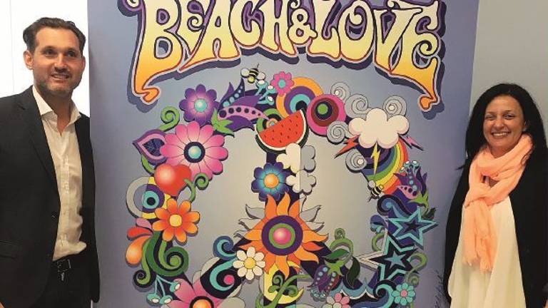 Beach&love apre le porte all'estate. Colori e musica riportano agli anni '60 Beach&love apre le porte all'estate. Colori e musica riportano agli anni '60