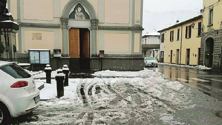 Minaccia di sparare in piazza, intervengono i carabinieri Minaccia di sparare in piazza, intervengono i carabinieri