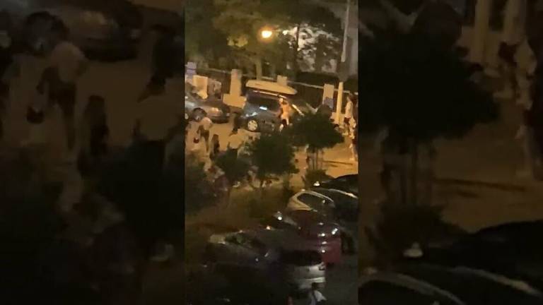 Riccione, notte violenta, giovanissimi danneggiano decine di auto VIDEO Riccione, notte violenta, giovanissimi danneggiano decine di auto VIDEO