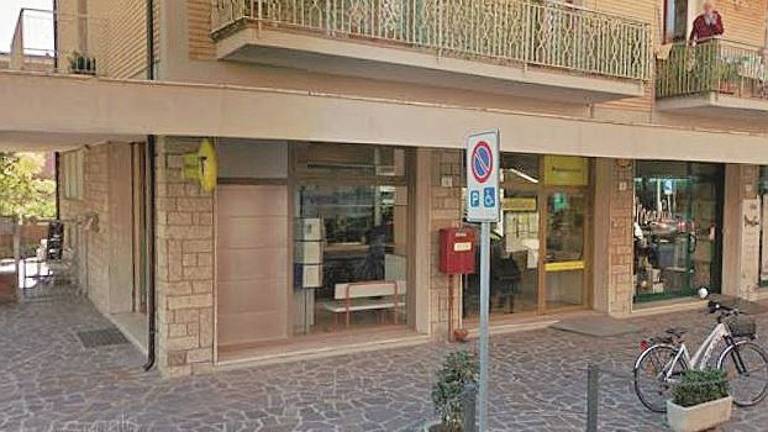 Colpo fallito alle Poste a Rimini, allontanati dai dipendenti, i banditi armati se ne vanno imprecando Colpo fallito alle Poste a Rimini, allontanati dai dipendenti, i banditi armati se ne vanno imprecando