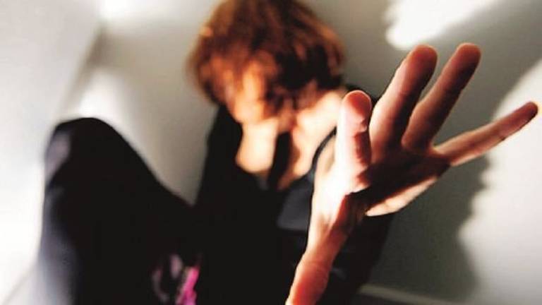 Mamma aggredita in hotel dal suo ex. Il bambino chiede aiuto e la salva Mamma aggredita in hotel dal suo ex. Il bambino chiede aiuto e la salva