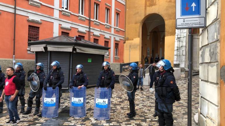 Ultradestra e antifascisti in piazza in una Cesena blindata come Milano Ultradestra e antifascisti in piazza in una Cesena blindata come Milano