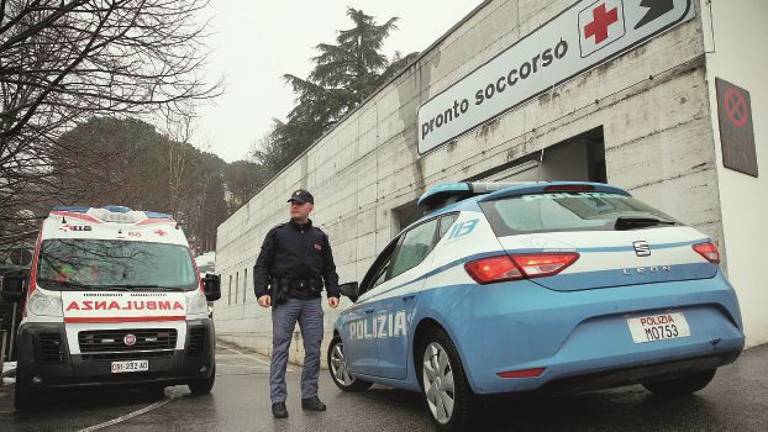 Sgridata dalla madre, 17enne di Cesena minaccia di buttarsi dal terzo piano, salvata dagli agenti di polizia Sgridata dalla madre, 17enne di Cesena minaccia di buttarsi dal terzo piano, salvata dagli agenti di polizia