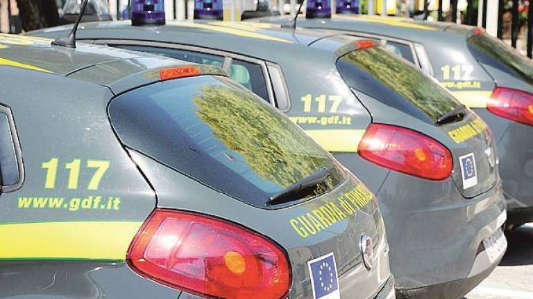 Frodi finanziarie e vendette “esplosive” Tra gli arrestati anche tre faentini Frodi finanziarie e vendette “esplosive” Tra gli arrestati anche tre faentini