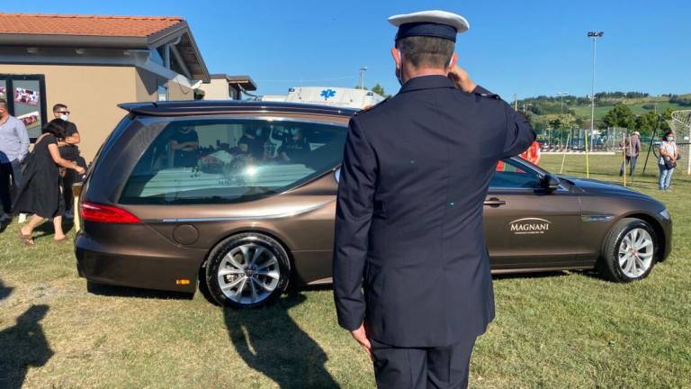 Ricordi e note al funerale di padre e figlia morti in scooter Ricordi e note al funerale di padre e figlia morti in scooter