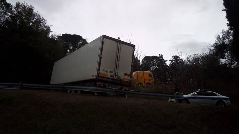 Cesena, autotreno bloccato sulla Strada comunale Montalti di S. Carlo Cesena, autotreno bloccato sulla Strada comunale Montalti di S. Carlo