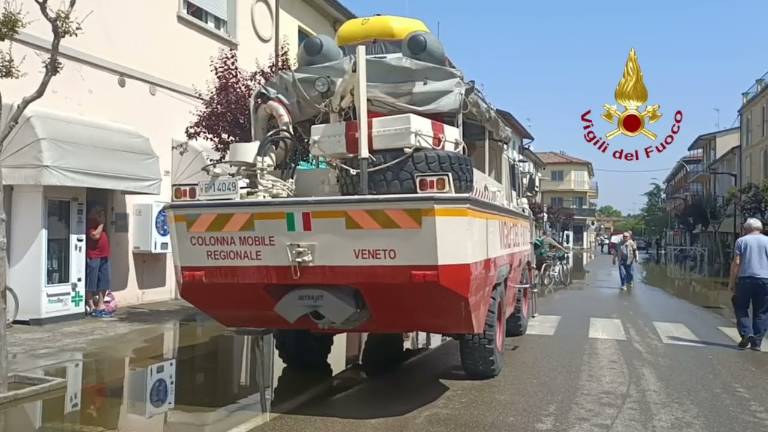 L'incubo di Conselice sott'acqua: i Vigili del Fuoco soccorrono la gente nelle case VIDEO L'incubo di Conselice sott'acqua: i Vigili del Fuoco soccorrono la gente nelle case VIDEO