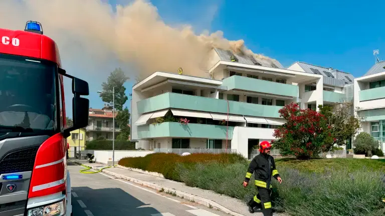 Cesena, incendio nell’attico: concluso nella notte lo spegnimento dopo 10 ore di lavoro VIDEO Cesena, incendio nell’attico: concluso nella notte lo spegnimento dopo 10 ore di lavoro VIDEO