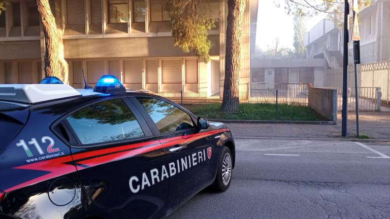 I carabinieri davanti alla scuola (fotoservizio Massimo Fiorentini) I carabinieri davanti alla scuola (fotoservizio Massimo Fiorentini)