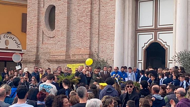Commozione e palloncini gialloblù al funerale della presidente della Savignanese VIDEO