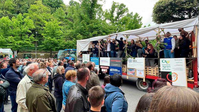 Cesena, primo maggio e trattori in piazza: la tradizione più forte del maltempo - Gallery Cesena, primo maggio e trattori in piazza: la tradizione più forte del maltempo - Gallery