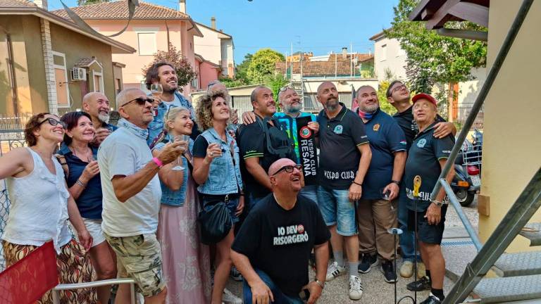 Tra Cesena e Resana l’amicizia nata nell’alluvione rinsaldata in sella alla Vespa Tra Cesena e Resana l’amicizia nata nell’alluvione rinsaldata in sella alla Vespa