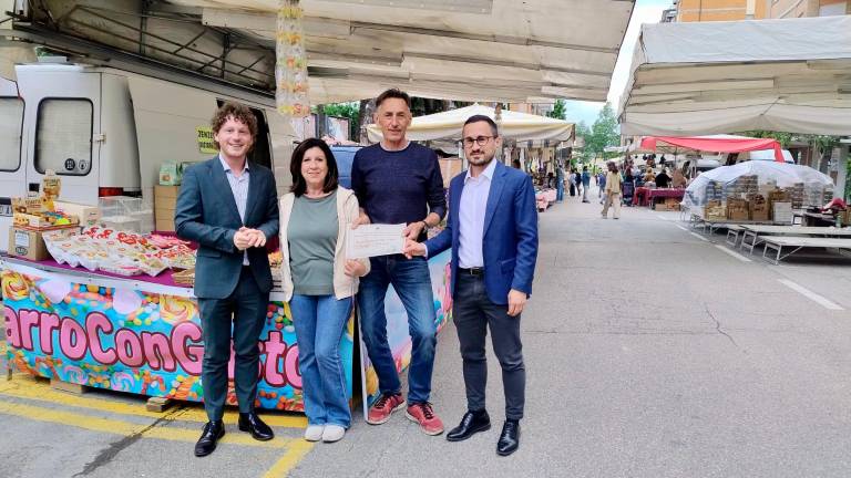 Cesena, gli storici ambulanti lasciano il banco di dolciumi dopo oltre 30 anni Cesena, gli storici ambulanti lasciano il banco di dolciumi dopo oltre 30 anni